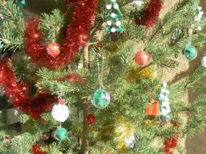 boules de noël créés par les enfants de l'école d'Aigaliers