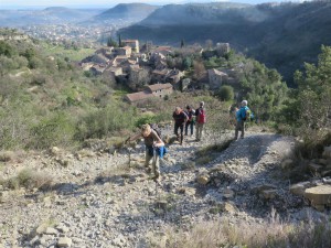 quittant le village de Naves, avec Les Vans en toile de fond