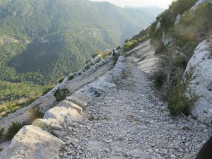 descente du Larzac en lacets au-dessus de Pégairolles de Buèges