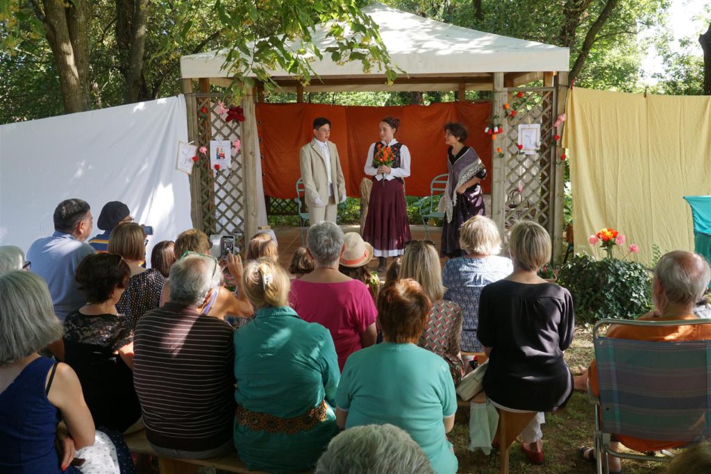 le public sur l'herbe