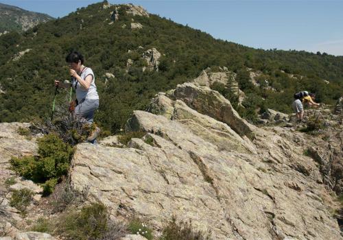 en équilibre sur les rochers