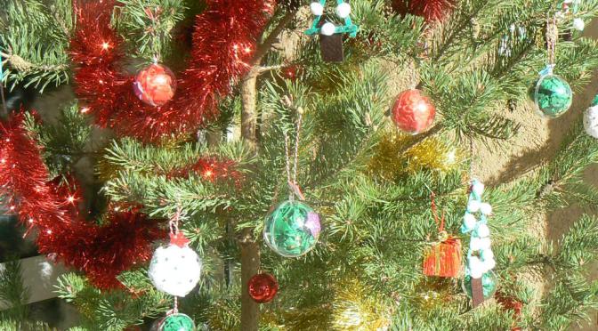 boules de noël créés par les enfants de l'école d'Aigaliers