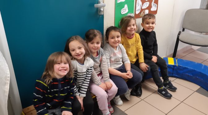 La bibliothèque, l’heure du conte avec l’école d’Aigaliers et le centre de loisirs.