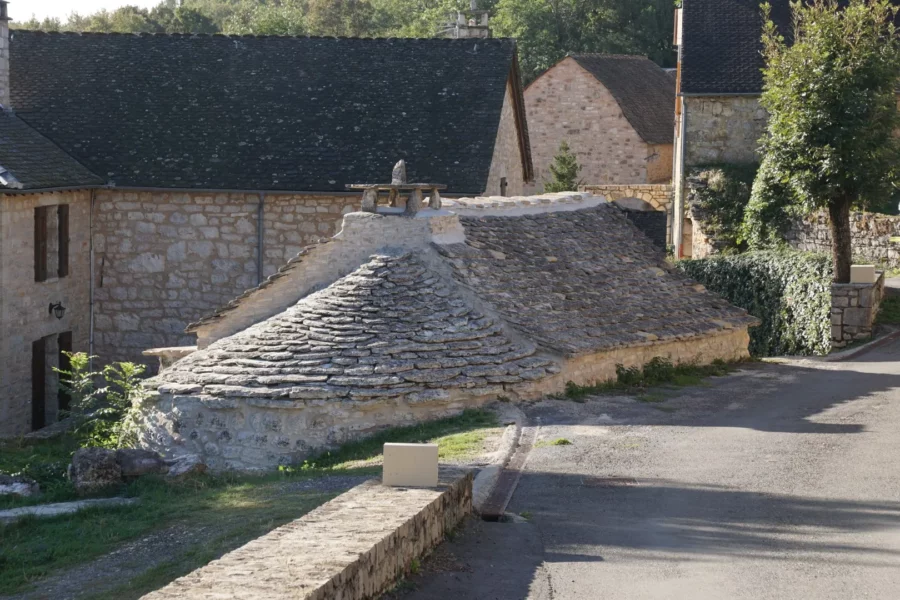 le village de Changefège, architecture pierre et lauzes