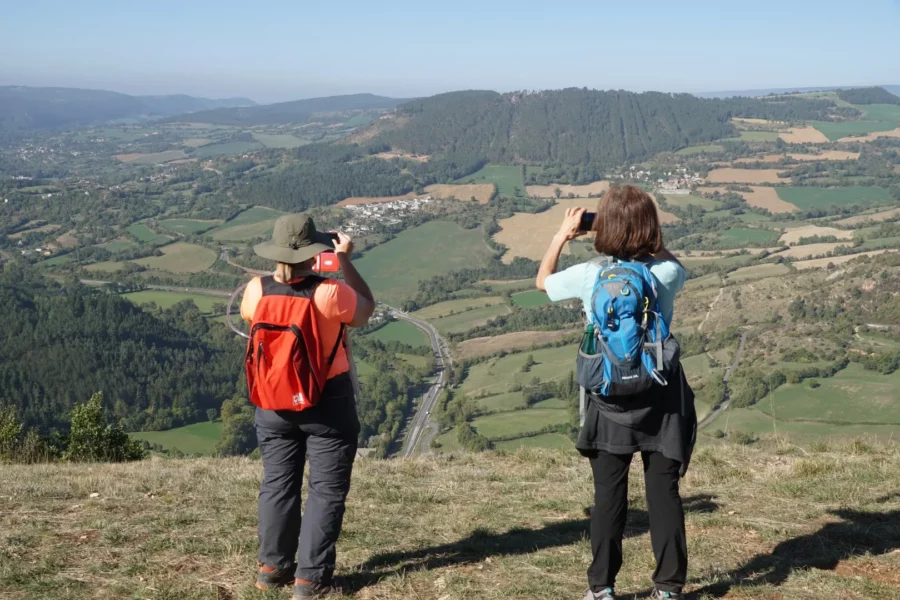 vue à l'aire de décollage des parapentes sur le causse de Changefège